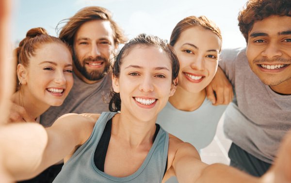 Junge Menschen machen ein Selfie.